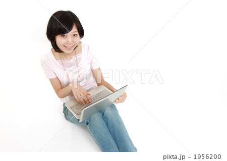 パソコンを使う女性 パソコンを使う女性 1956200
