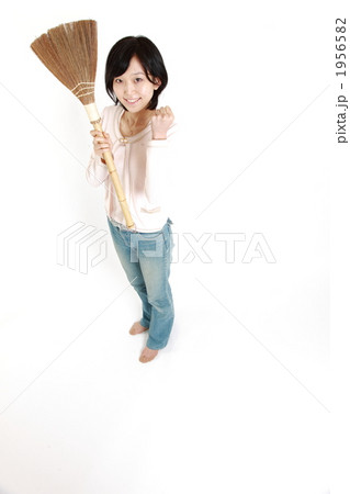 ほうきを持つ女性 ほうきを持つ女性 1956582