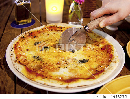 オープンカフェのピザ 1958236