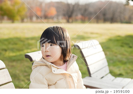 座る女の子 座る女の子 1959100