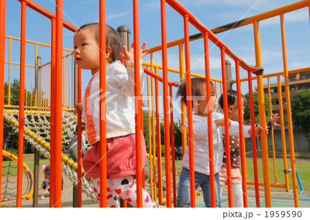 遊具で遊ぶ1歳の女の子たち 1959590