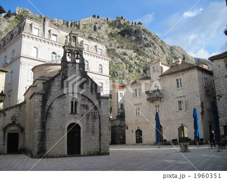 コトル旧市街の美しい街並み  1960351