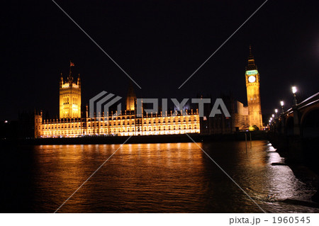 ロンドンのビッグベン 国会議事堂の夜景の写真素材