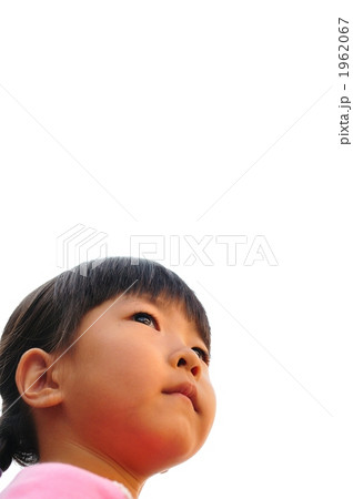 真剣な表情で見上げる女の子 1962067