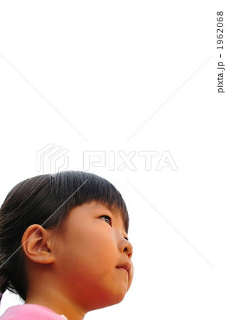 真剣な表情で見上げる女の子 1962068