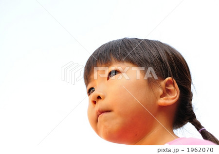真剣な表情で見上げる女の子 真剣な表情で見上げる女の子 1962070