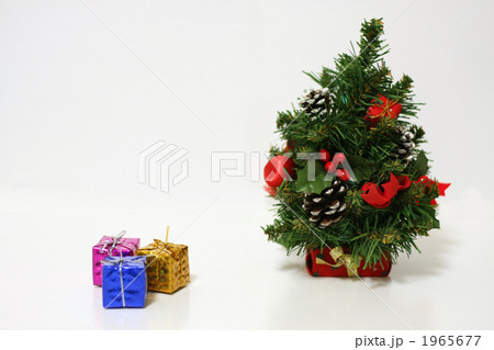 クリスマスツリーとプレゼント クリスマスツリーとプレゼント 1965677