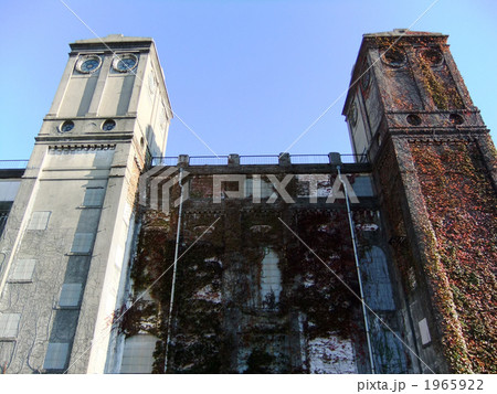 廃墟となっている横濱競馬場跡の秋 1965922