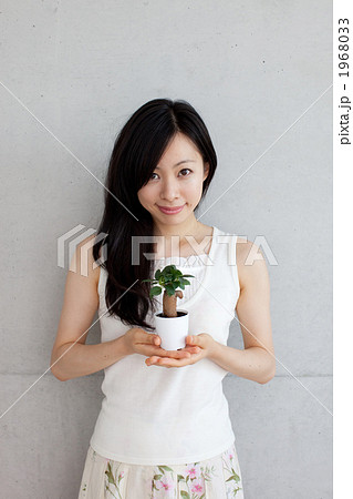 ガジュマルと女性 1968033