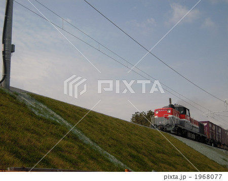 築堤を走るディーゼル貨物 1968077