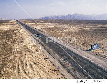 ナスカ地上絵を横断するパンアメリカンハイウエー ナスカ地上絵を横断するパンアメリカンハイウエー 1971728