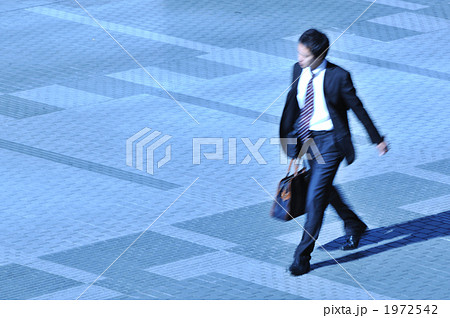 ビジネスマン 歩く 社会人の写真素材