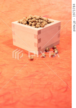 升に盛った炒り大豆 1973784