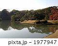 秋、日本庭園で紅葉狩り 1977947