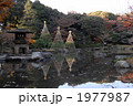 秋、日本庭園で紅葉狩り 1977987