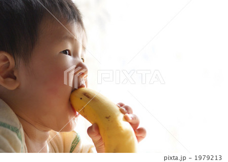 バナナを齧る赤ちゃん 1979213