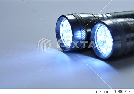 ふたつのLED懐中電灯を点灯して青白く光った状態 1980918