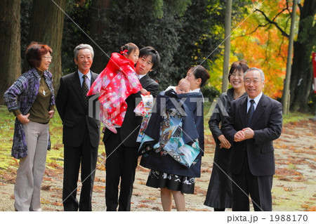 七五三　家族写真を撮った後の談笑 1988170