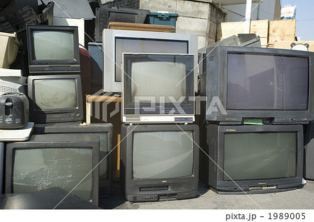 廃棄されたアナログテレビ 1989005