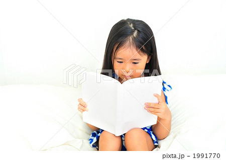 本を読む子供の写真素材