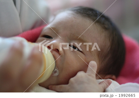 ミルクを飲む赤ちゃん 1992665