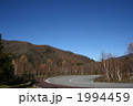 上高地へ向かう山道と青空 1994459