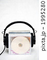 ヘッドフォンとCD 1995280