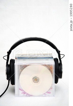 ヘッドフォンとCD 1995280
