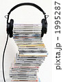 ヘッドフォンとCD 1995287