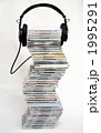 ヘッドフォンとCD 1995291