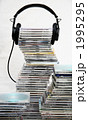 ヘッドフォンとCD 1995295