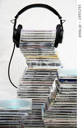 ヘッドフォンとCD 1995295