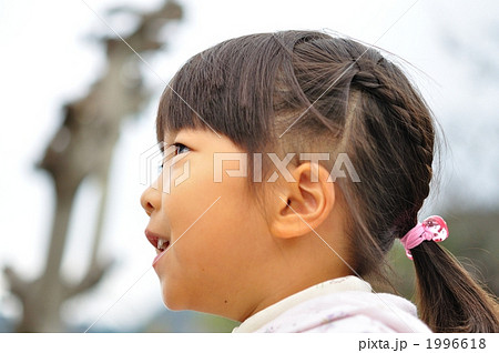 笑顔の女の子 横顔 の写真素材 1996618 Pixta