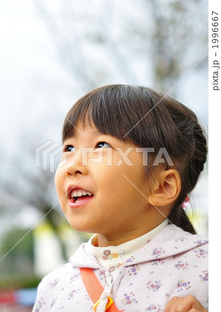 笑顔で見上げる女の子 1996667