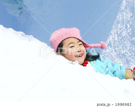 雪の間から顔を出し微笑む女の子 1996982
