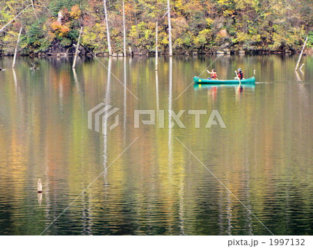 紅葉に染まる湖面を行く 1997132