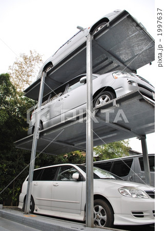 3段の立体駐車場 3段の立体駐車場 1997637