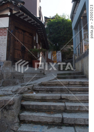 韓国ソウル北村　三清洞道り路地裏 2000323