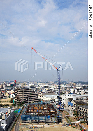 マンション工事現場鉄骨組上作業状況 2001566