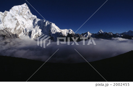 カラパタールよりヌプツェ北西峰と右奥にアマダブラムを望む カラパタールよりヌプツェ北西峰と右奥にアマダブラムを望む 2002455