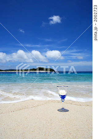 琉球ガラスと海 2002723