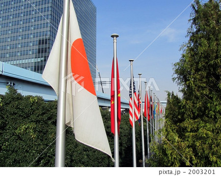 はためく万国旗　日本の旗から　横位置 2003201