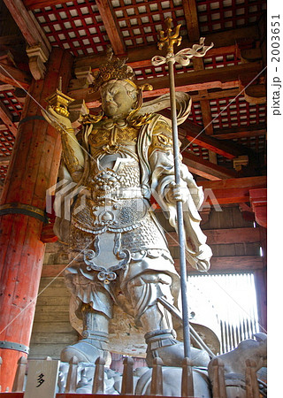 多聞天(毘沙門天)」の木像（東大寺・金堂／奈良県奈良市雑司町）の写真