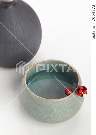 ぐい呑みに吊り花を添えて ぐい呑みに吊り花を添えて 2004572