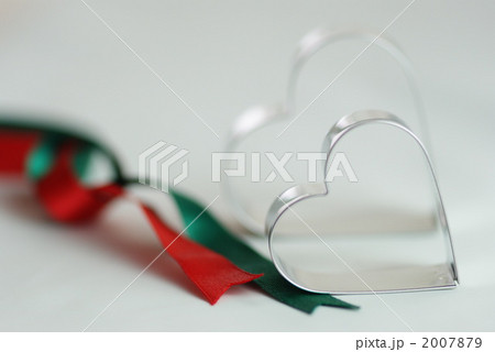ハートふたつと赤と緑のリボン 2007879