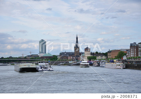 ドイツ　デュッセルドルフ　ライン川沿いの町並み 2008371