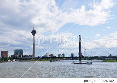 ドイツ　デュッセルドルフ　ライン川沿いの町並み 2008382