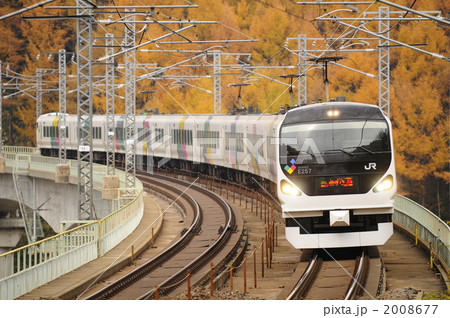 カラマツ林を行く特急あずさ 2008677