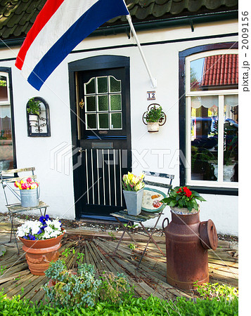 ガーデニング　オランダ　玄関　白壁　 2009156