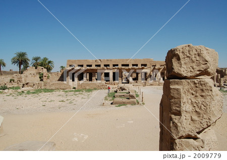 カルナック神殿内の石物 2009779